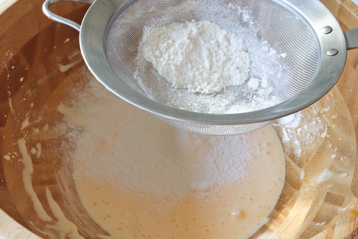 Montar yemas con azúcar y vainilla para los bizcochos de soletilla
