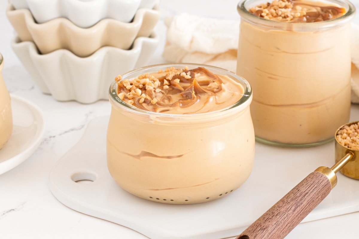 Mousse de dulce de leche en el plato