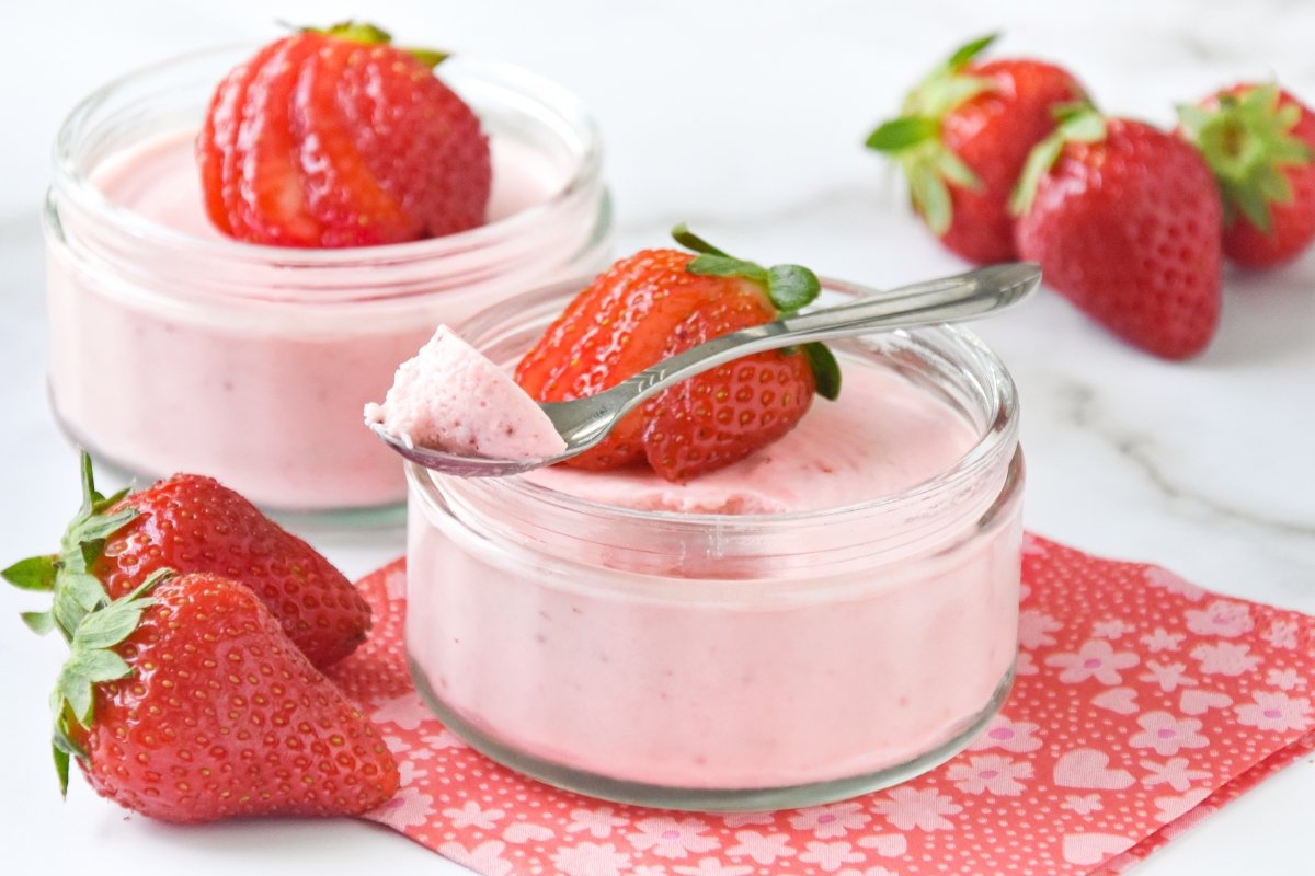 Mousse decorado con fresa