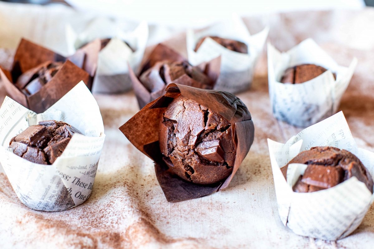 Muffins con pepitas de chocolate en papel rizado