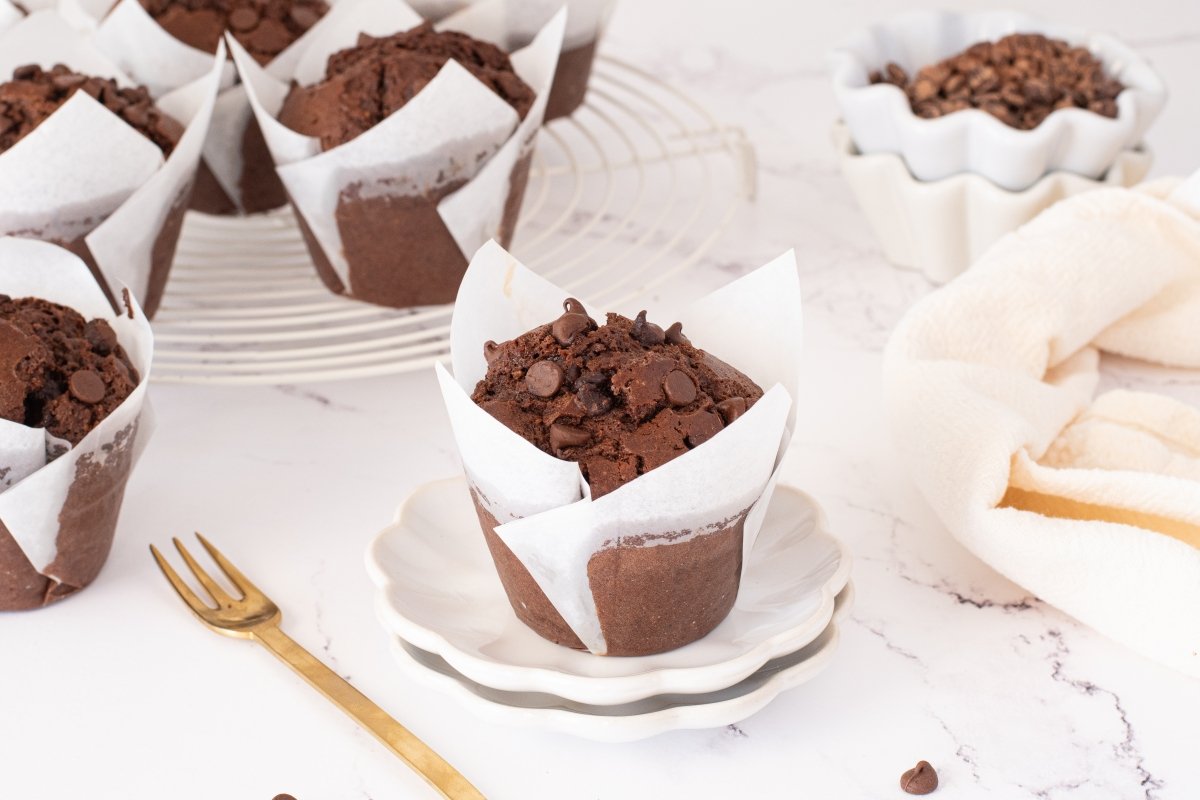 Muffins de chocolate preparados para servir