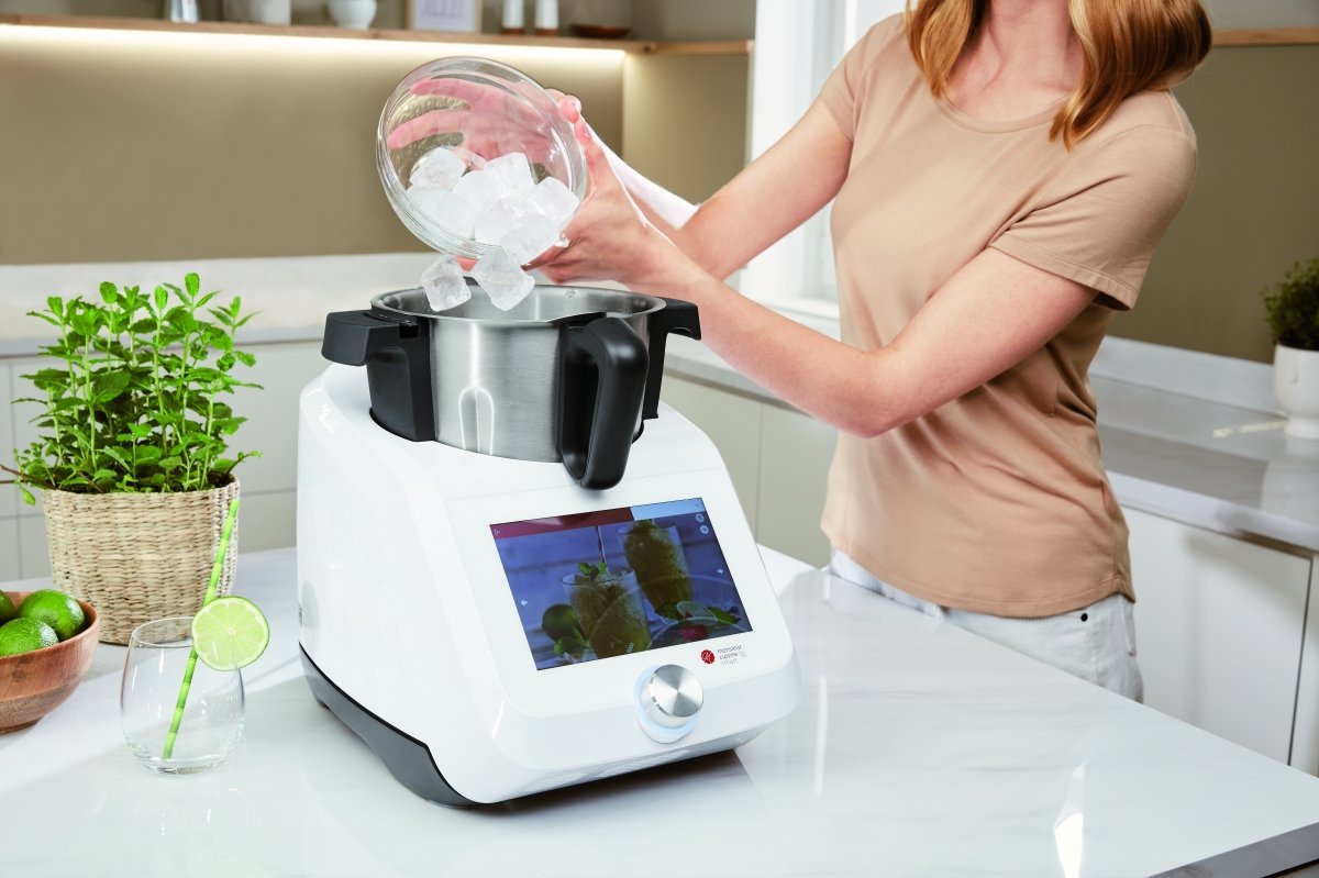 Mujer echando hielo en el vaso medidor del Monsieur Cuisine Smart