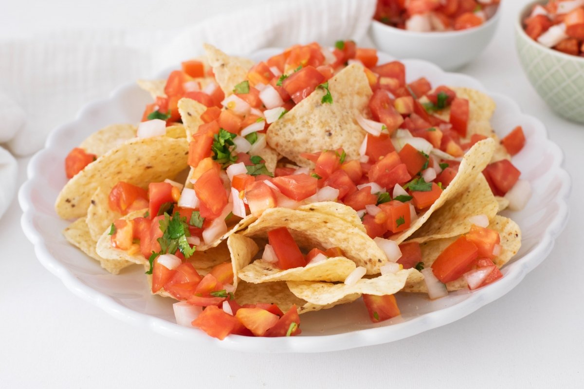 Nachos con pico de gallo en el plato