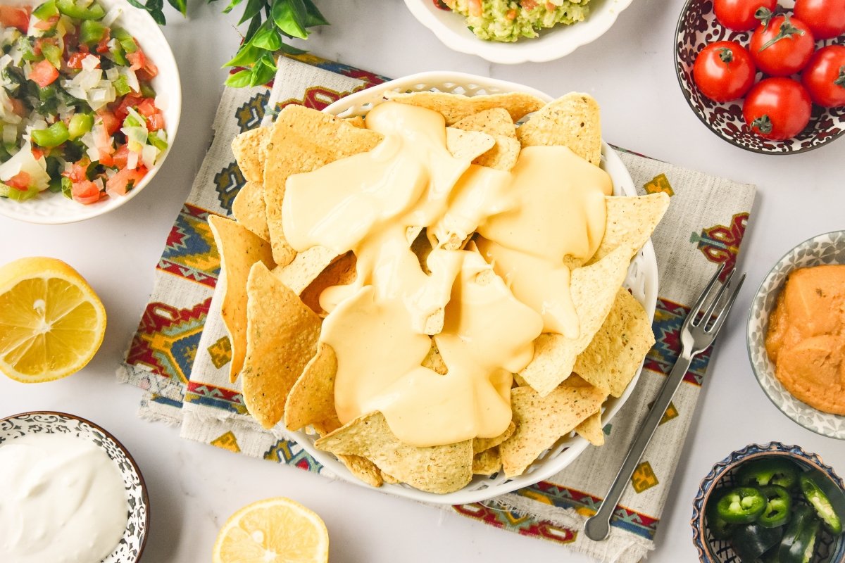 Nachos con queso recién hechos