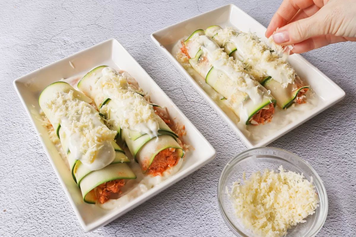 Napar con bechamel y queso rallado los canelones de calabacín