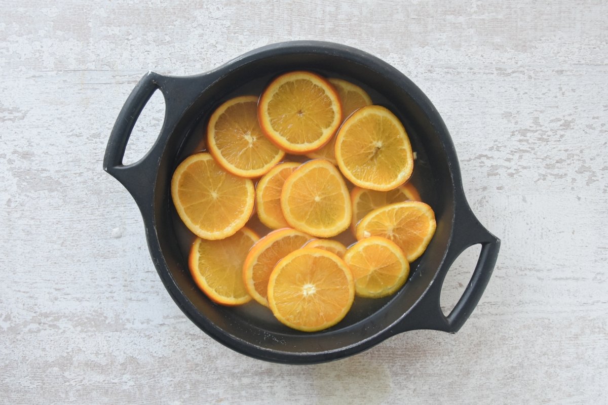 Naranjas con agua y azúcar, antes de preparar el almíbar