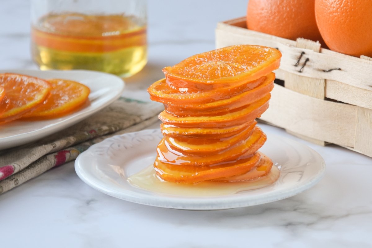 Naranjas confitadas en plato