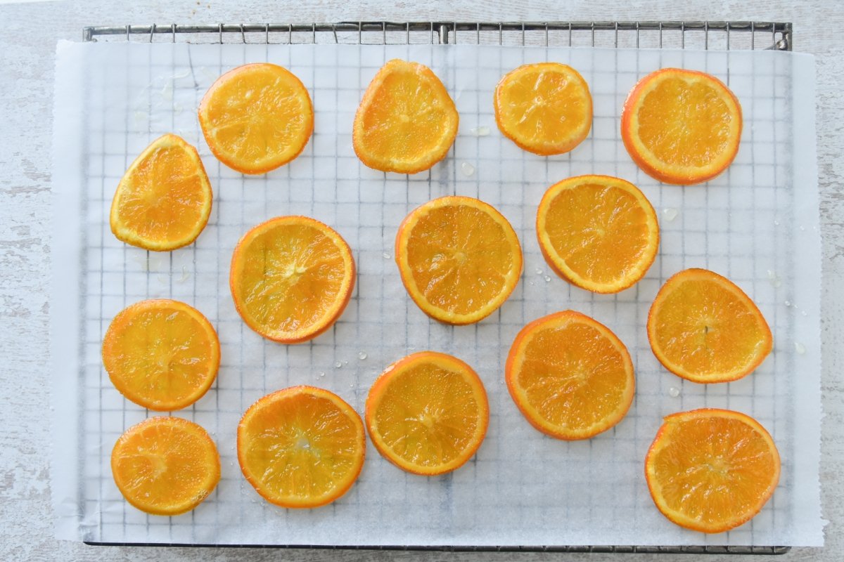 Naranjas escurridas sobre papel encerado