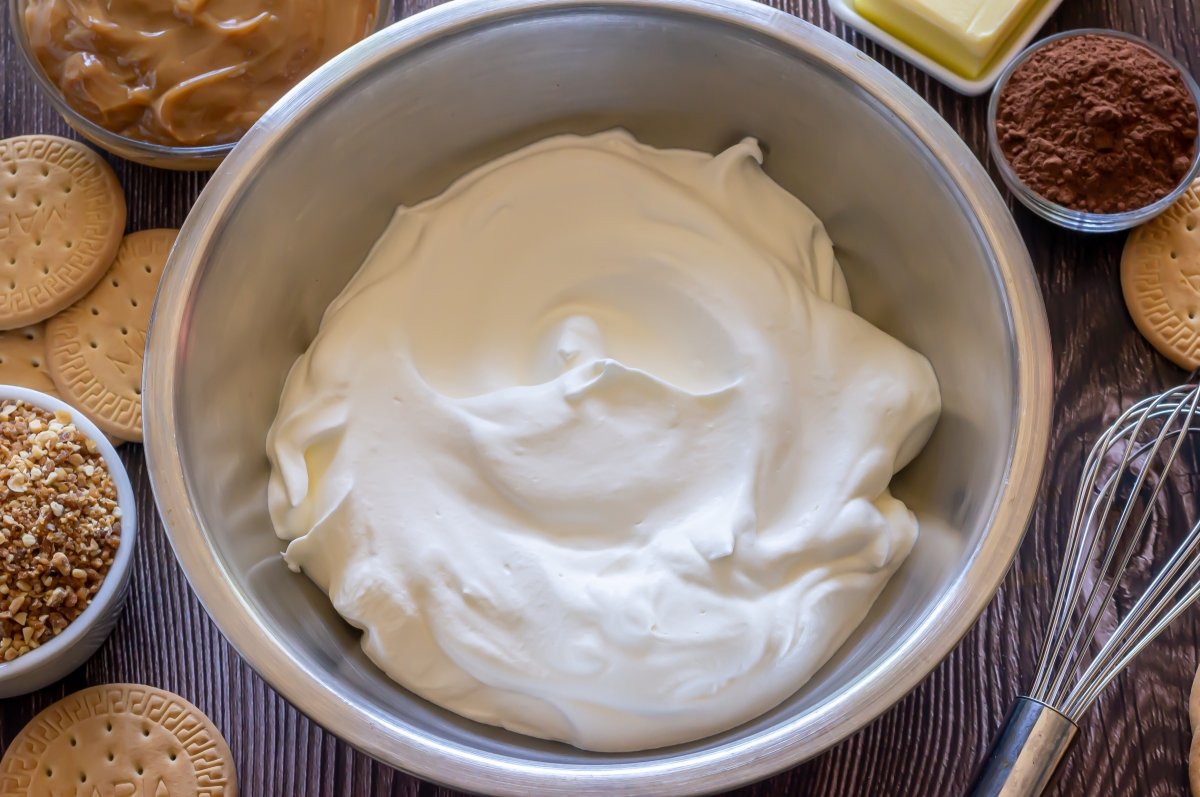 Semi-whipped cream for the sweet eleche cake