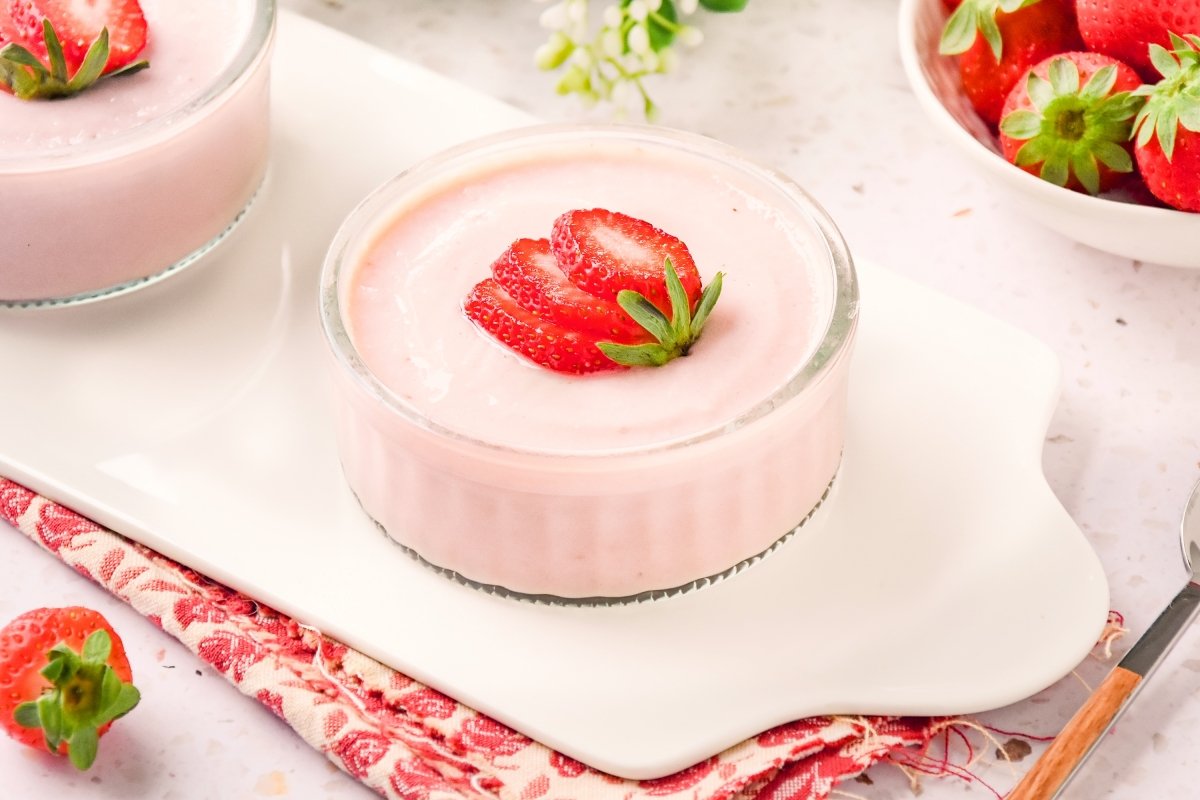 Natillas de fresa listas para comer