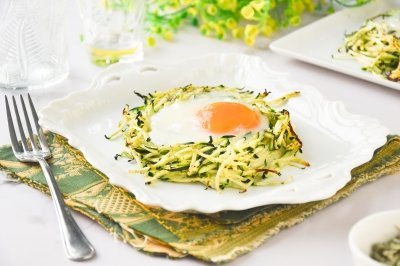 Nidos de calabacín con huevo y queso