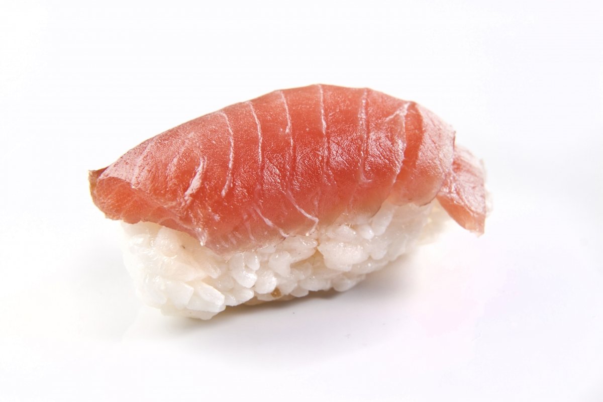 Nigiri de salmón formado por arroz y pescado