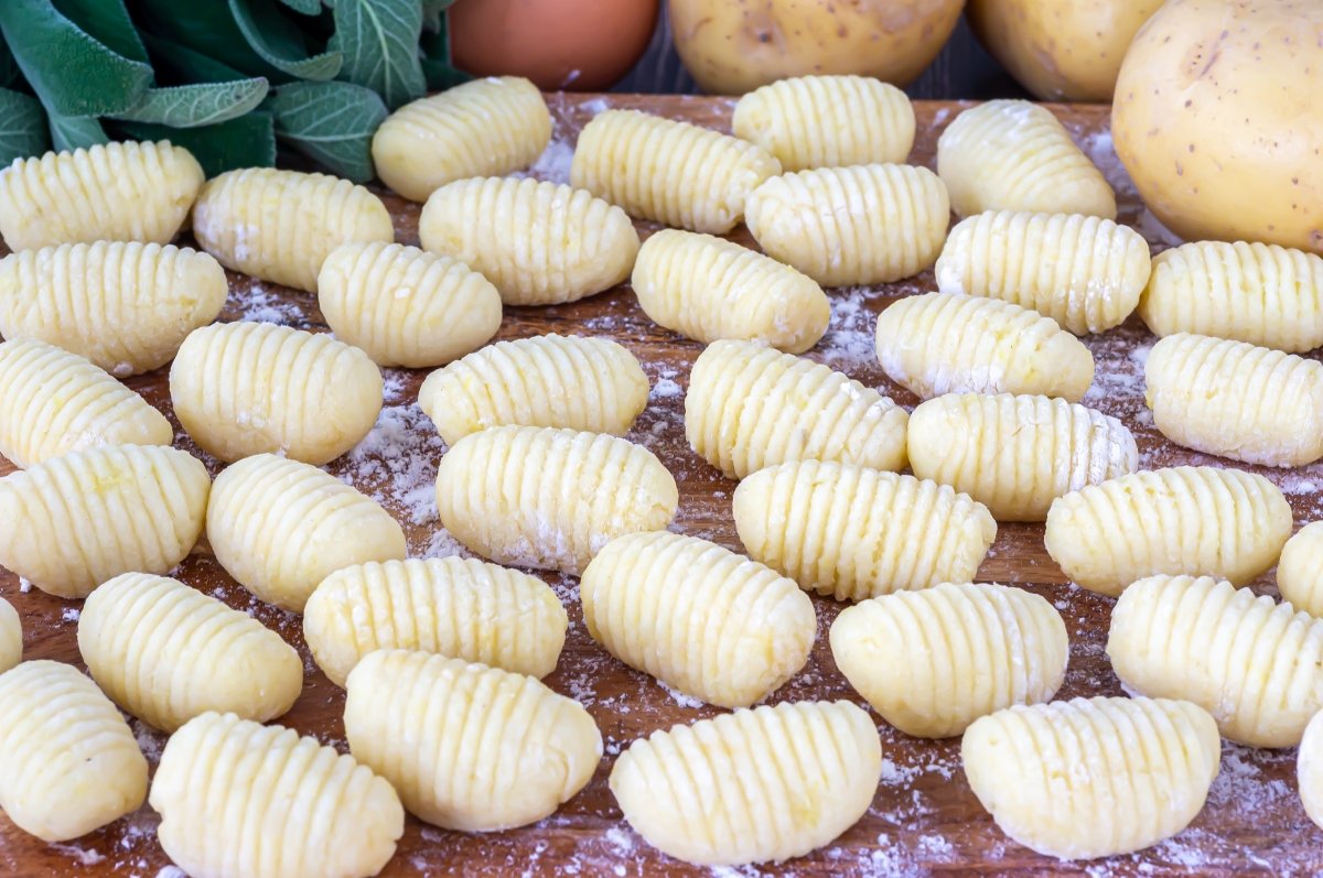 Ñoquis o gnocchi de patata antes de ser cocinados