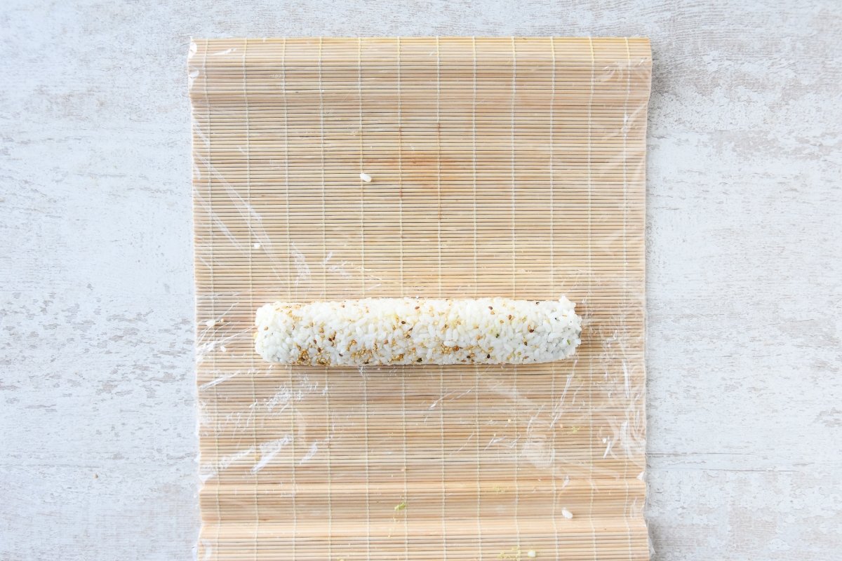 Obtenemos un rollo cerrado de arroz