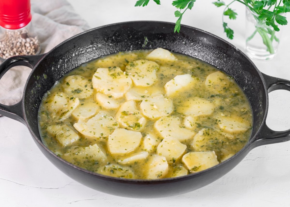 Olla de patatas en salsa verde cocinando