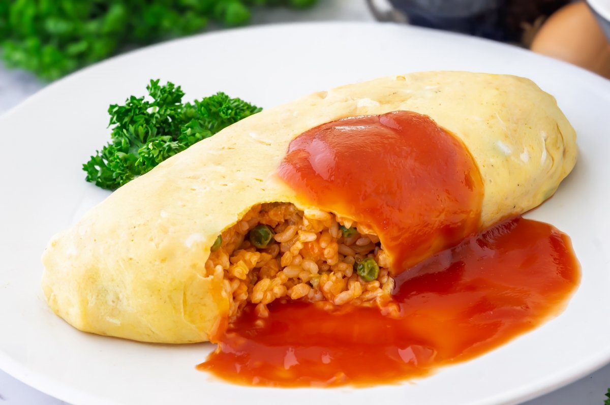 Omurice o tortilla rellena de arroz