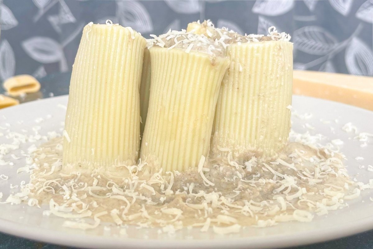 Paccheri rellenos de setas con queso parmesano