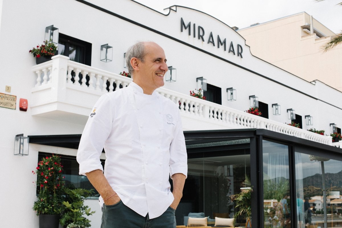 Paco Pérez a la entrada del restaurante Miramar