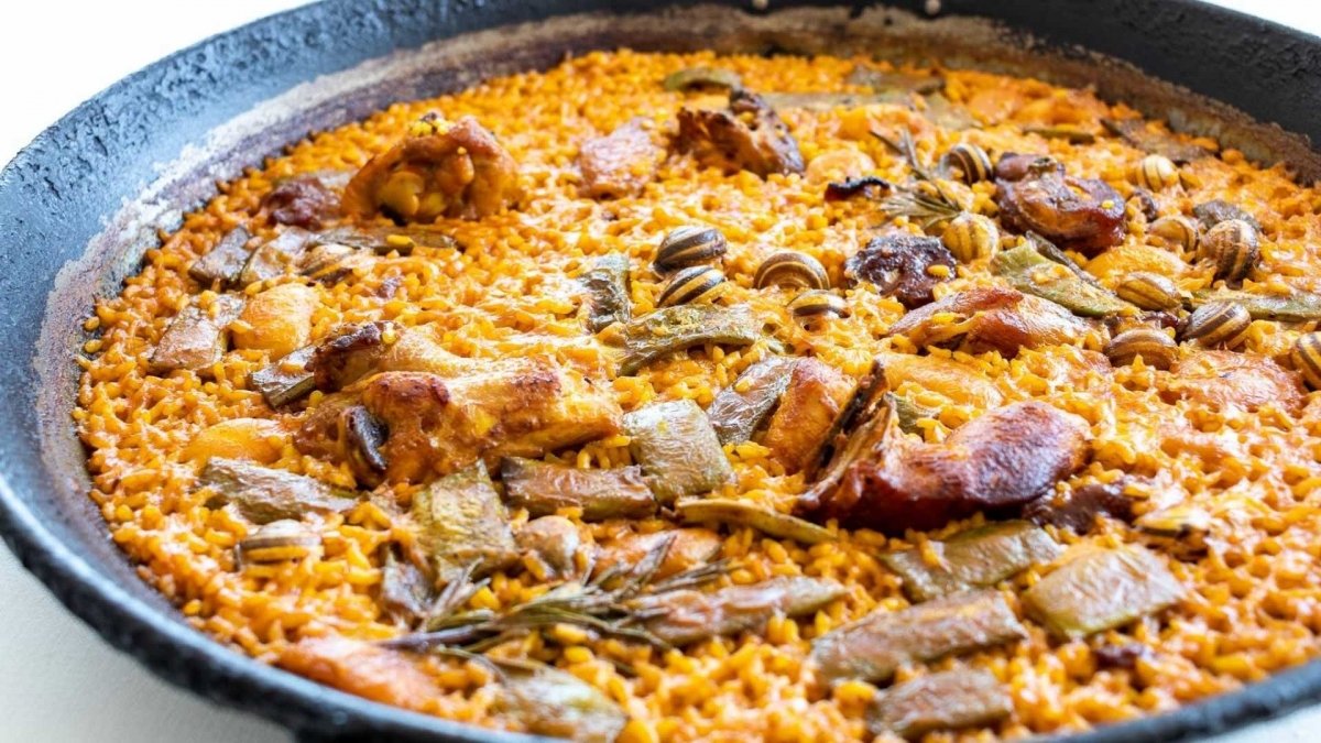 La paella valenciana es el plato más típico de la Comunidad Valenciana