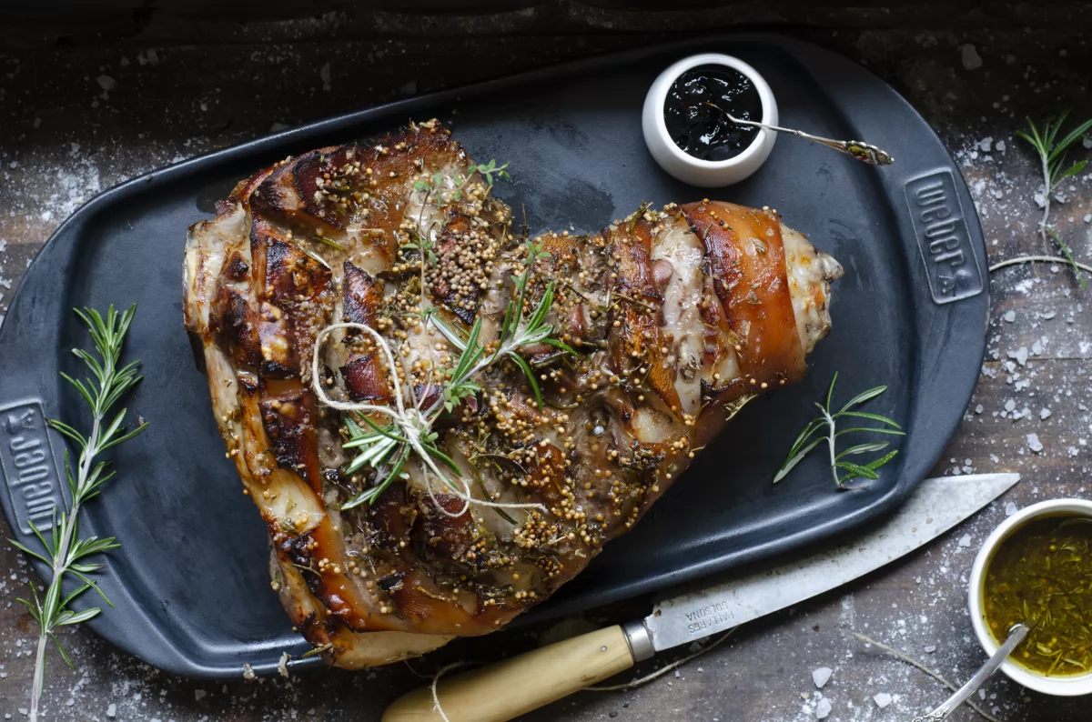 Paletilla de cerdo al horno en fuente de barro *