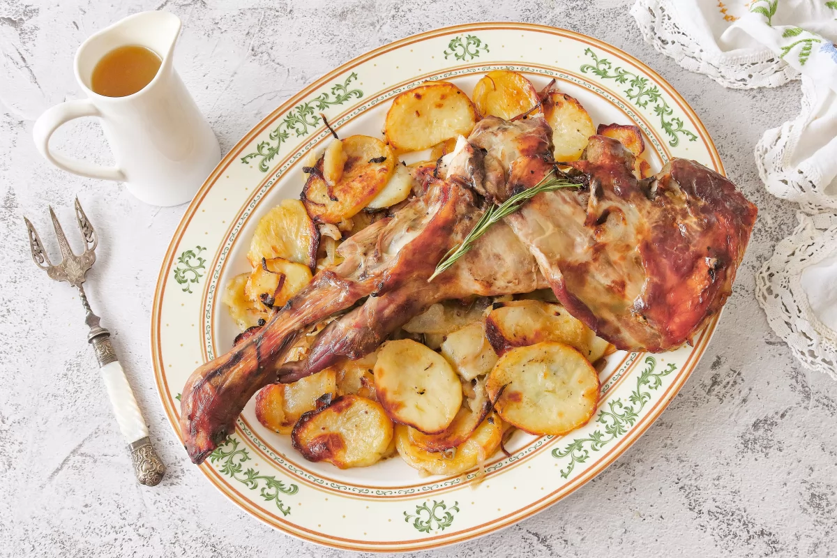 Paletilla de cordero al horno asada a las finas hierbas lista