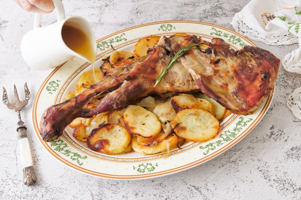 Paletilla de cordero al horno con guarnición de patatas