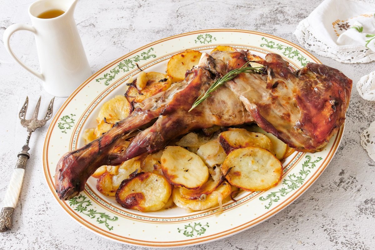 Paletilla de cordero al horno con guarnición y salsa