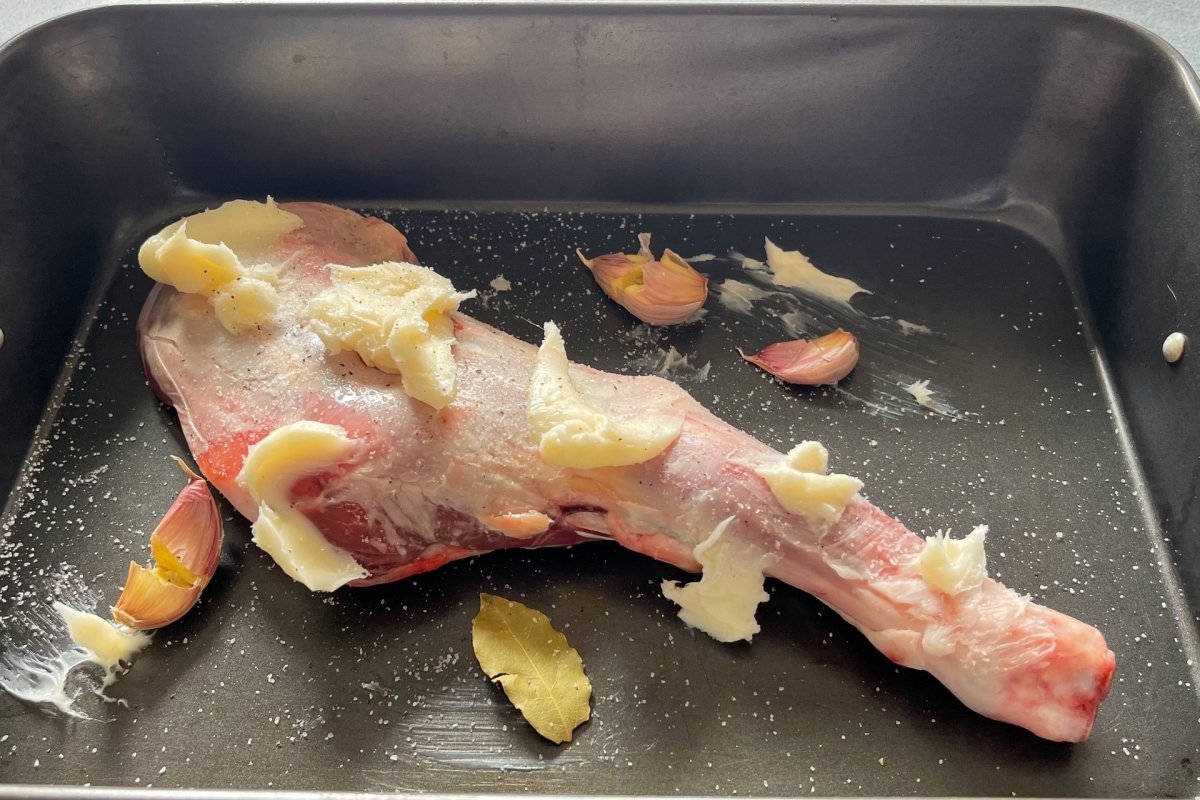 Paletilla de cordero con manteca de cerdo lista para hornear *