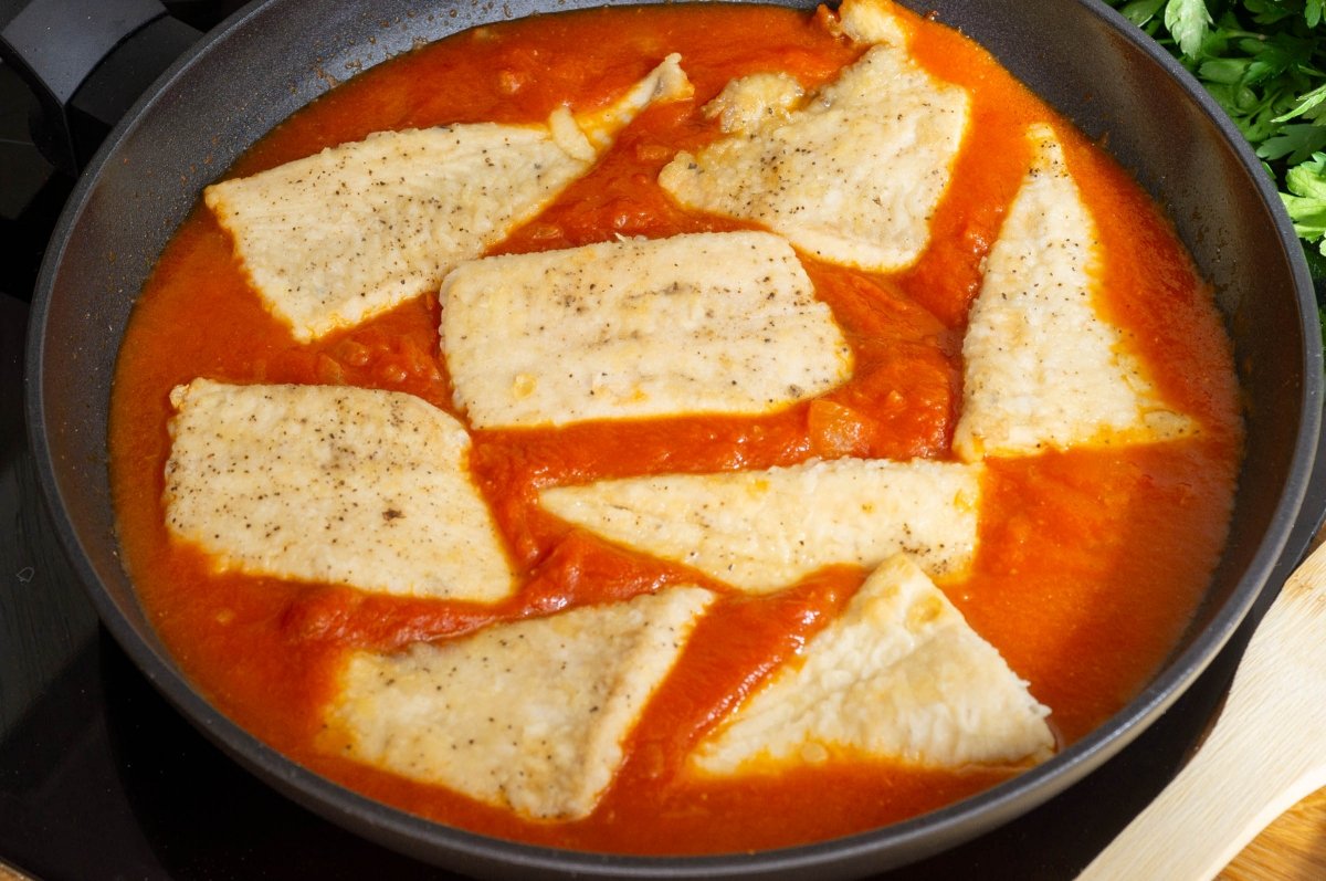 Palometa con la salsa de tomate