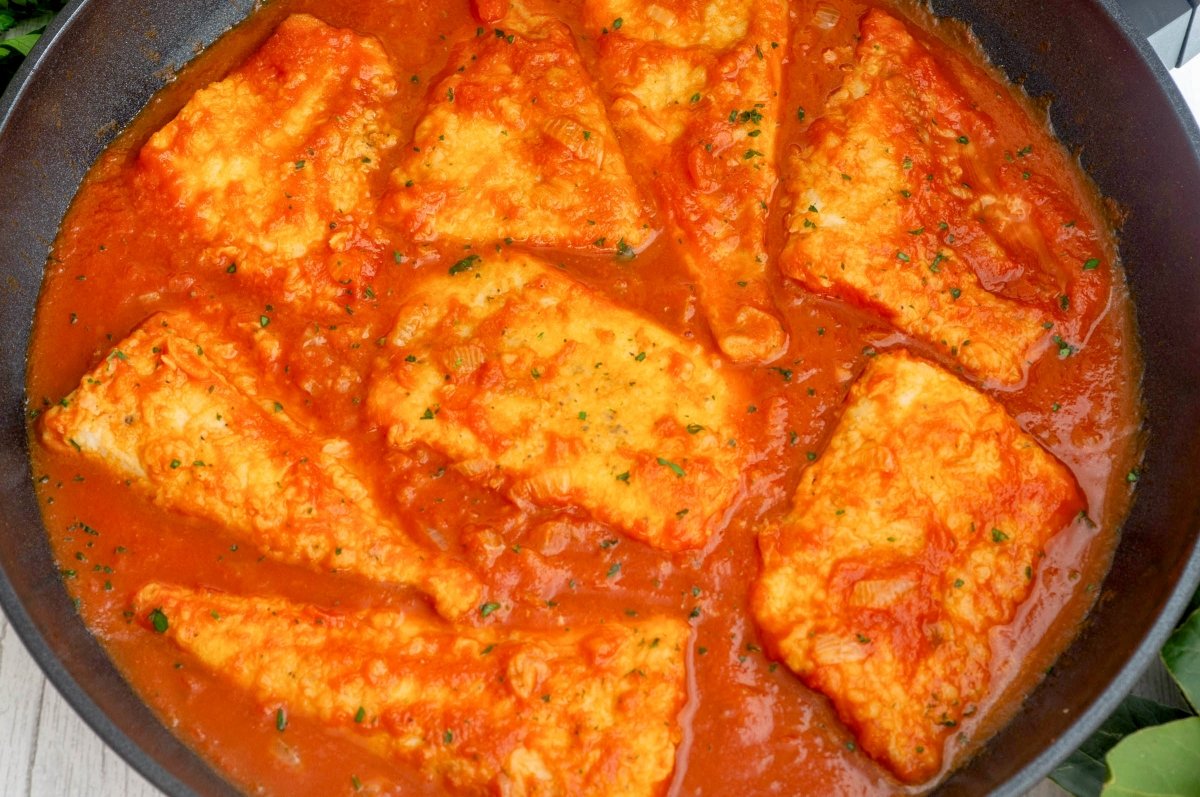 Palometa con salsa de tomate