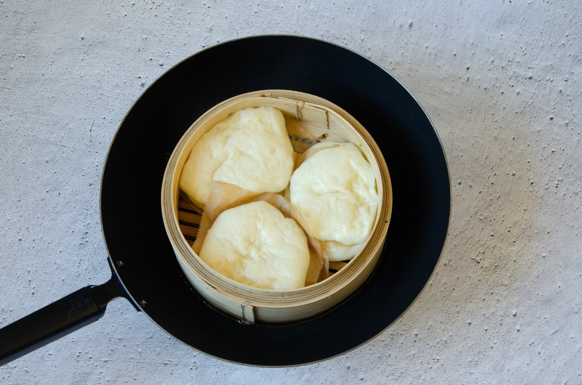 Pan bao cocinandose al vapor