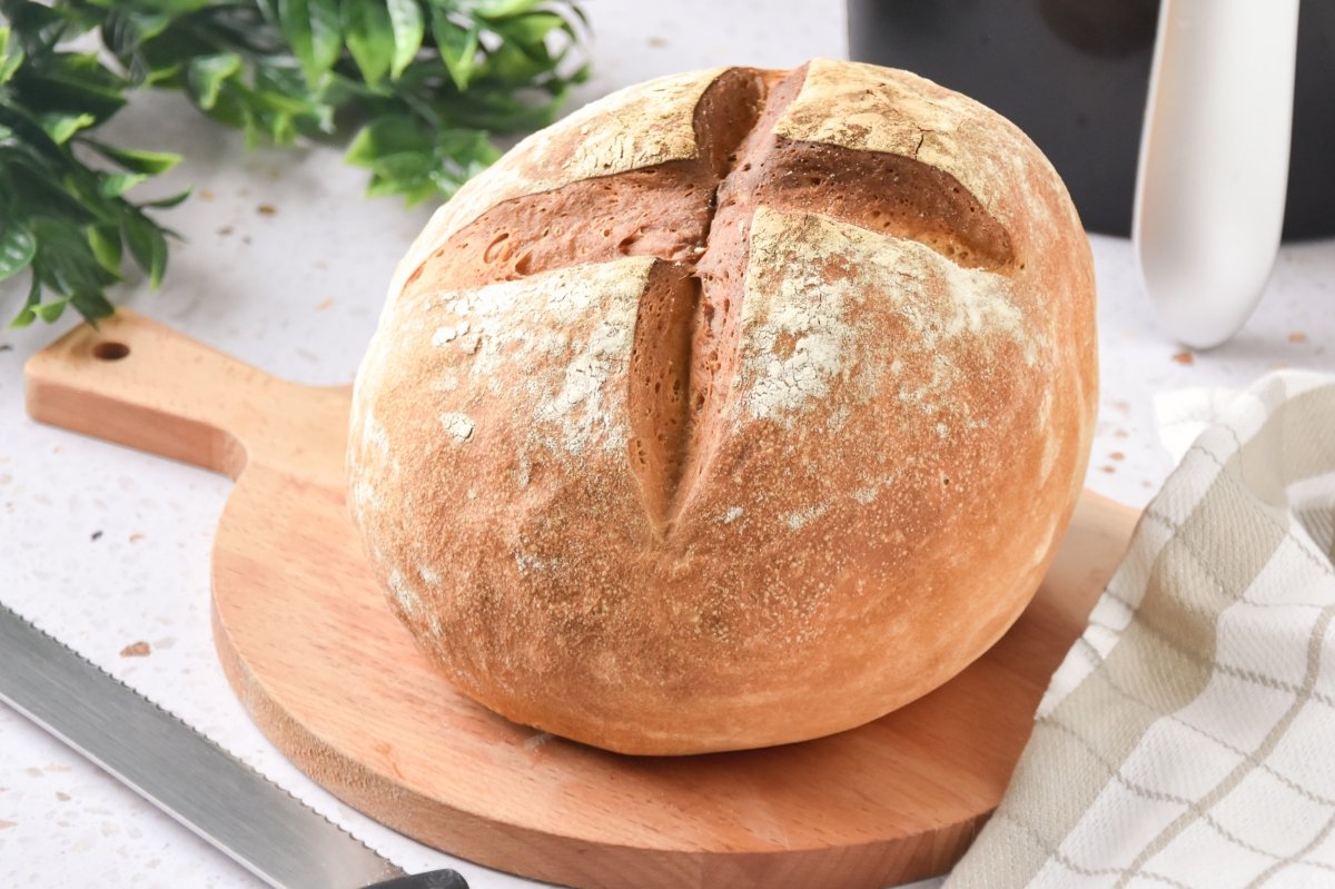 Pan casero en freidora de aire listo para comer