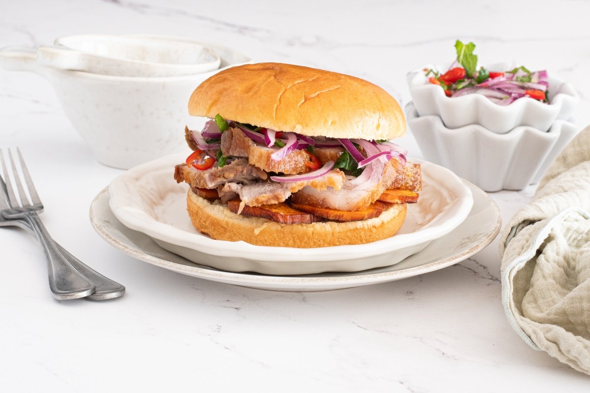 Pan con chicharrón en el plato