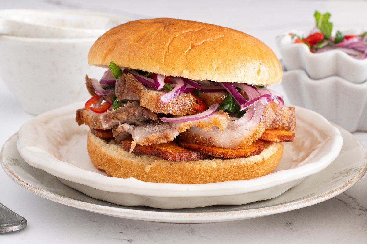 Pan con chicharrón listo para servir