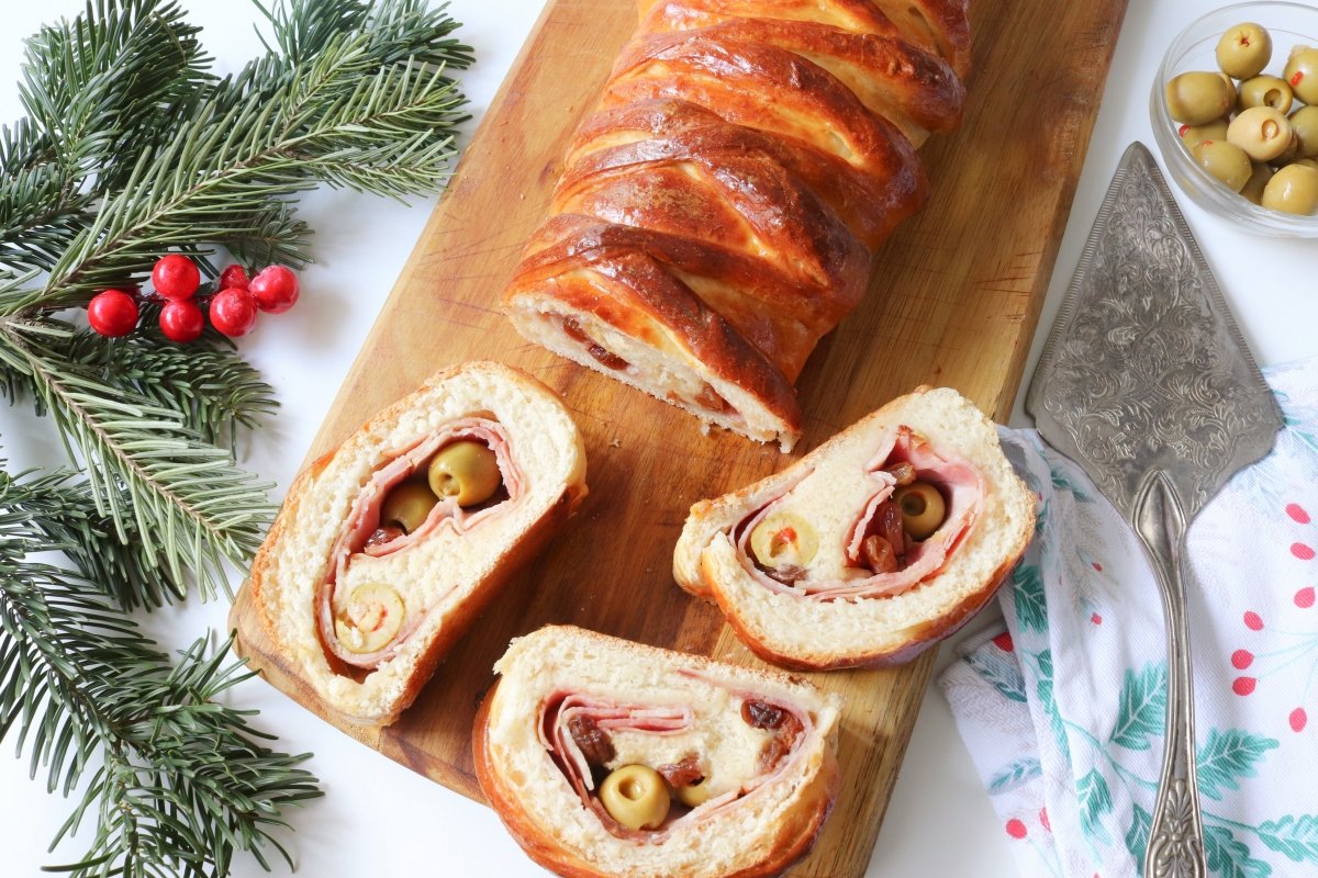 Pan de jamón con decoración navideña