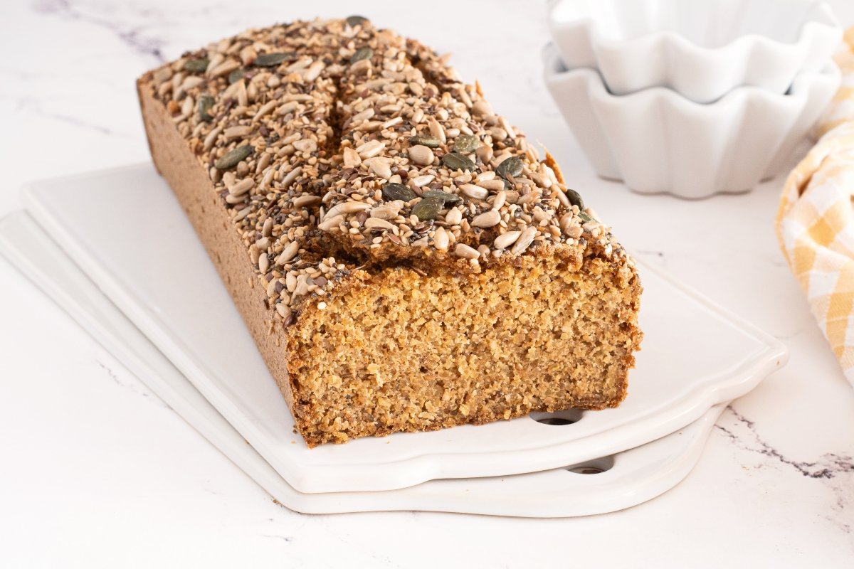 Pan de quinoa en el plato
