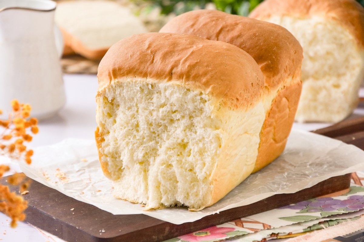 Pan hokkaido o shokupan mostrando su miga esponjosa