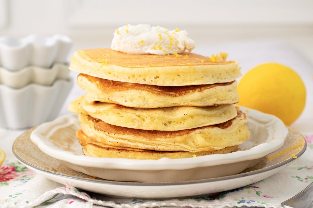 Pancakes de limón en el plato