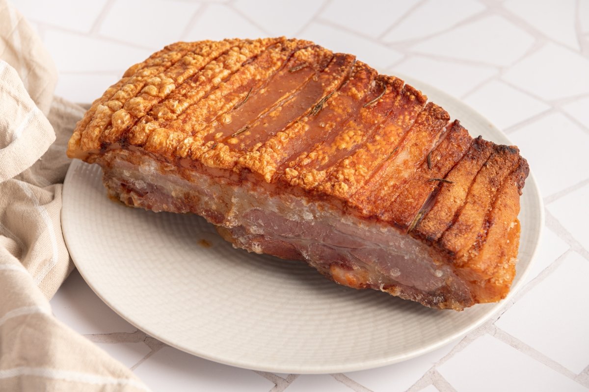 Panceta al horno recién sacada del horno