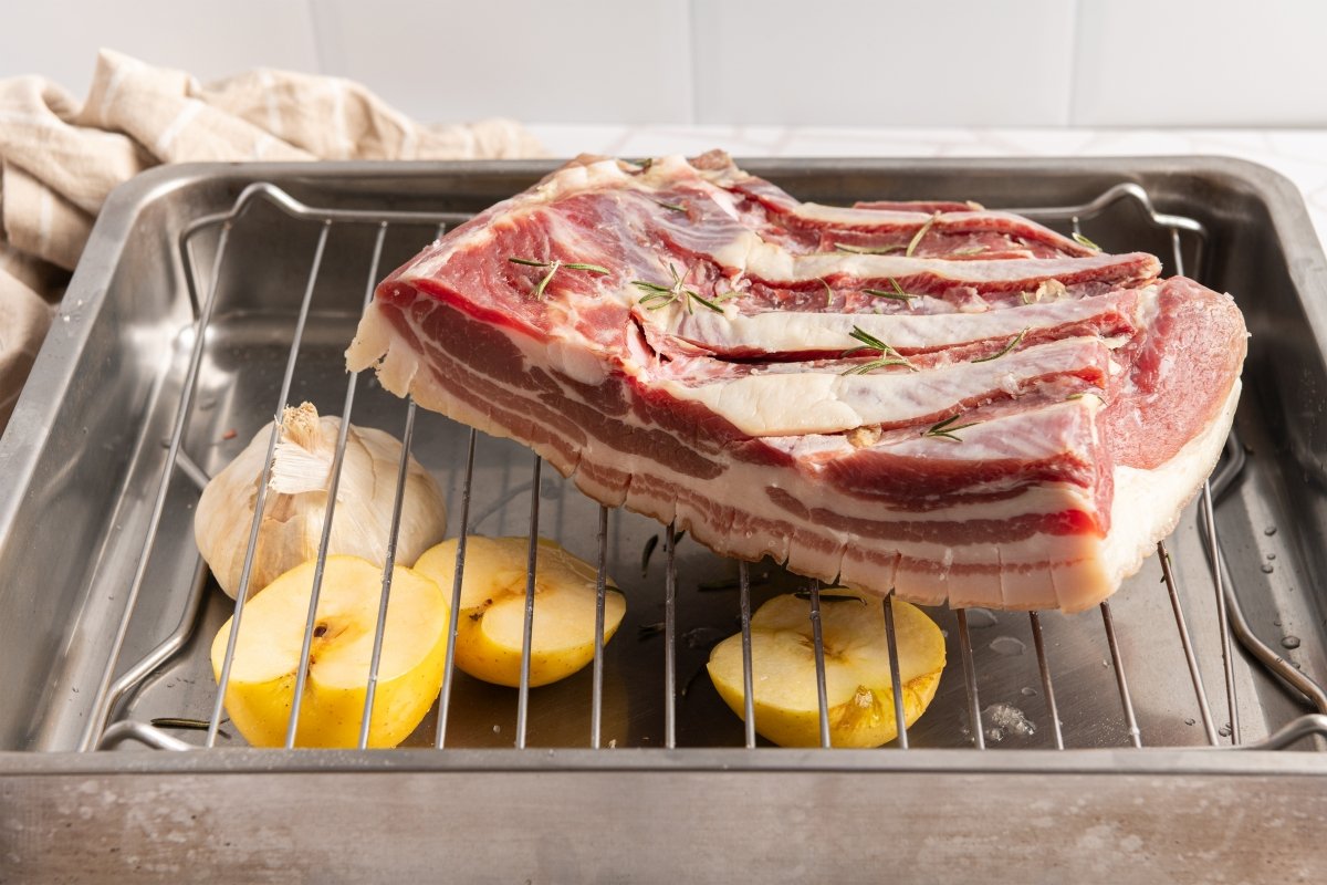 Panceta con la piel hacia abajo para hacer panceta al horno