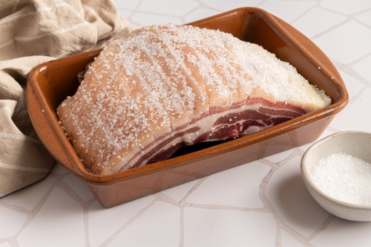 Panceta en reposo con sal gorda para hacer panceta al horno