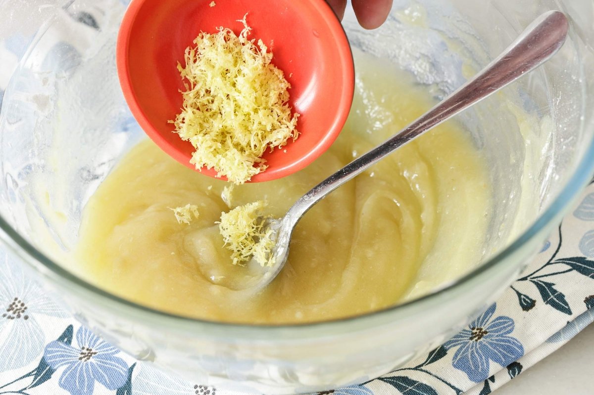 Panellets: mezclar la harina, el azúcar y la ralladura de limón