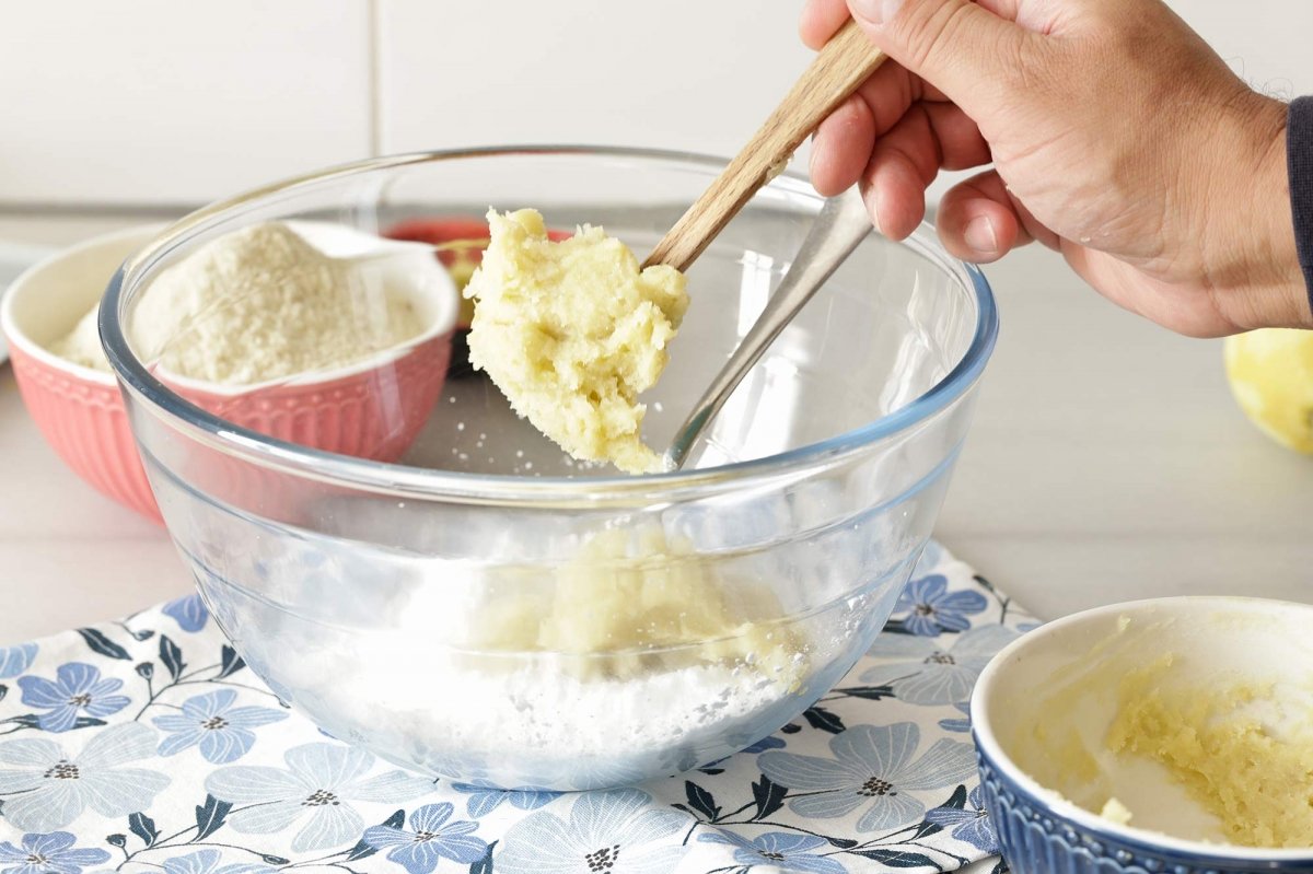 Panellets: mezclar la patata cocida y la yema de huevo