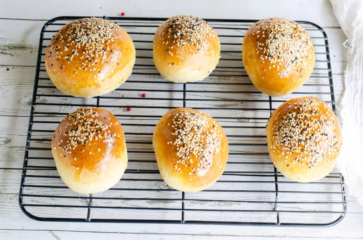 Pan de hamburguesa 11 panes de hamburguesa recien salidos del horno *