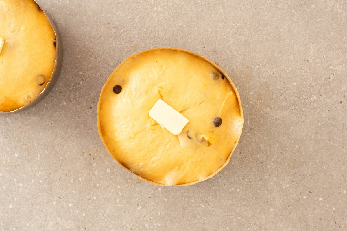 Panettone listo para ir al horno con la mantequilla