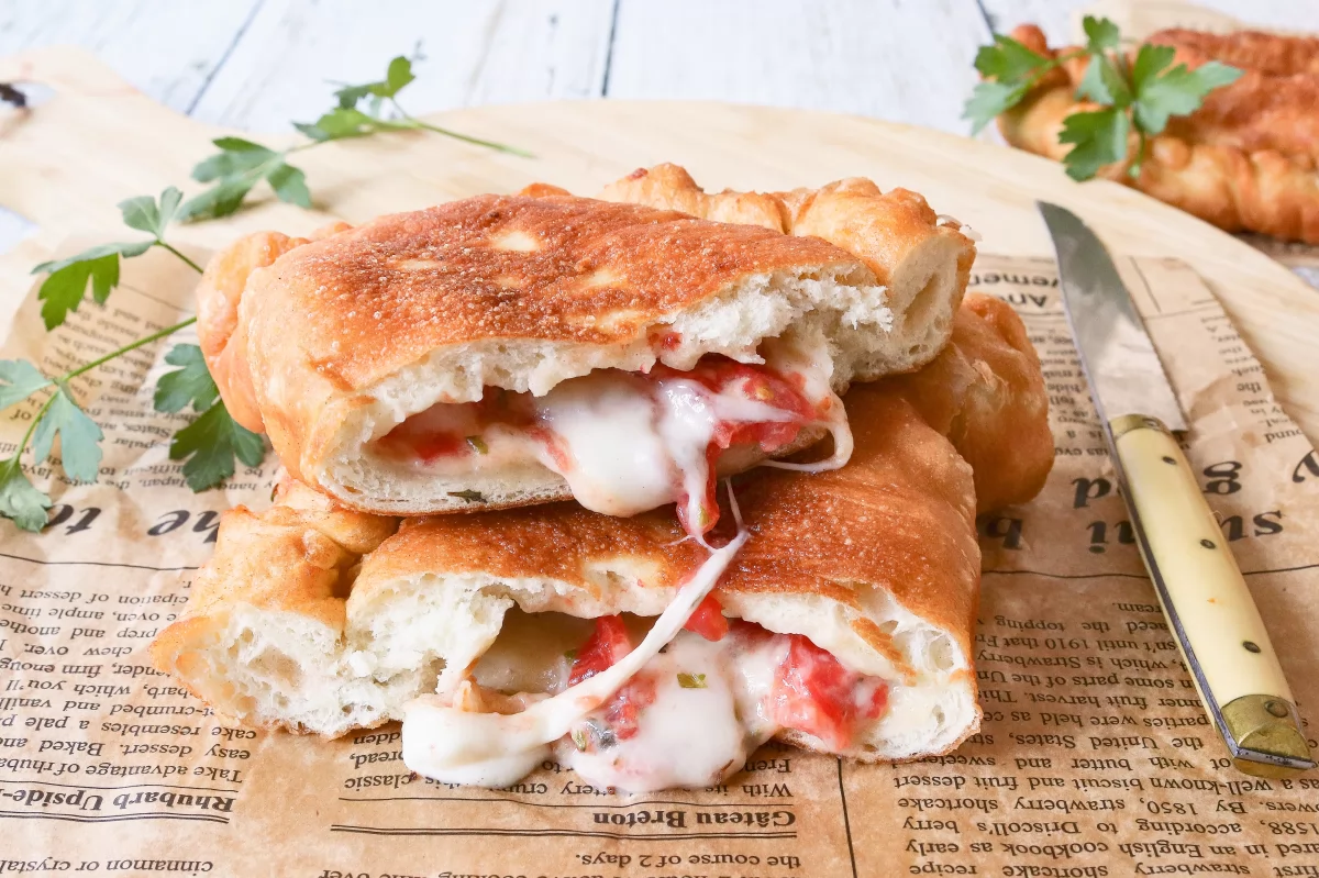 Panzerotti de tomate y mozzarella con el interior jugoso