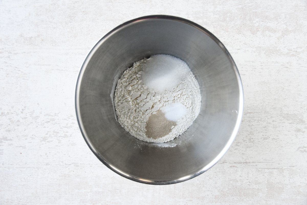 Para preparar maritozzo disponemos los ingredientes secos en el bol de la amasadora