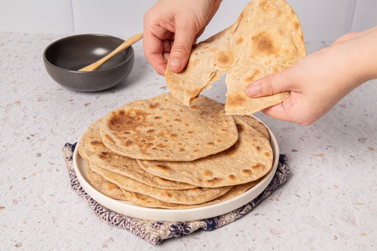 Partiendo pan chapati con las manos