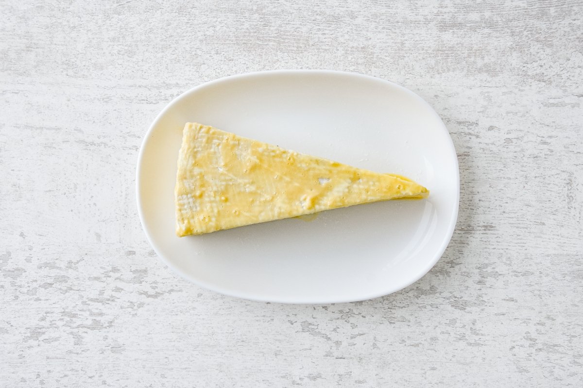 Pasamos el brie por el huevo batido