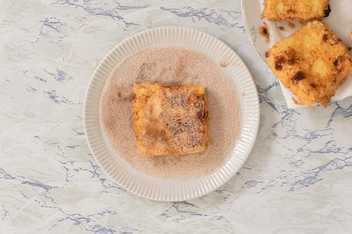 Pasamos la leche frita por azúcar y canela